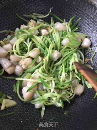 Fried Scallops with Green Radish recipe