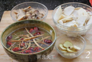 Autumn Cold, Frost Drop, Drink Soup, Warm Stomach, Mountain Bamboo Shoots, Wild Mushrooms, and Chicken Soup recipe