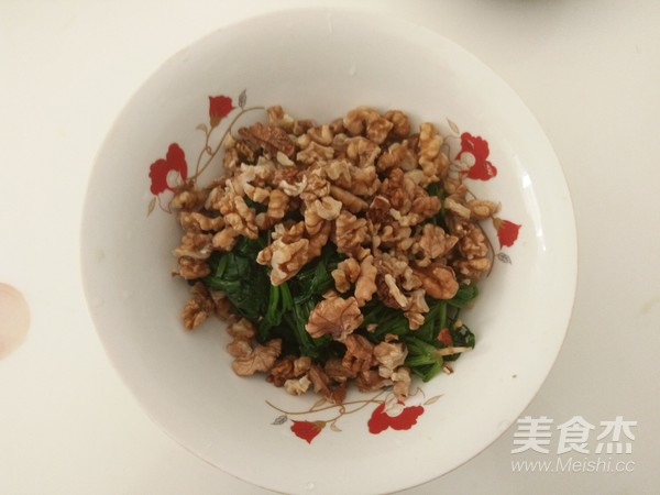 Spinach Mixed with Walnuts recipe