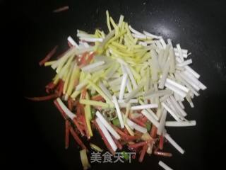 #团圆饭# Stir-fried Shredded Pork with Garlic recipe