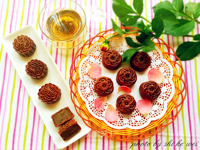 Chocolate Cantonese-style Moon Cakes (with Mung Bean Paste) recipe