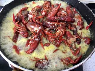 Crayfish in Golden Soup with Garlic recipe