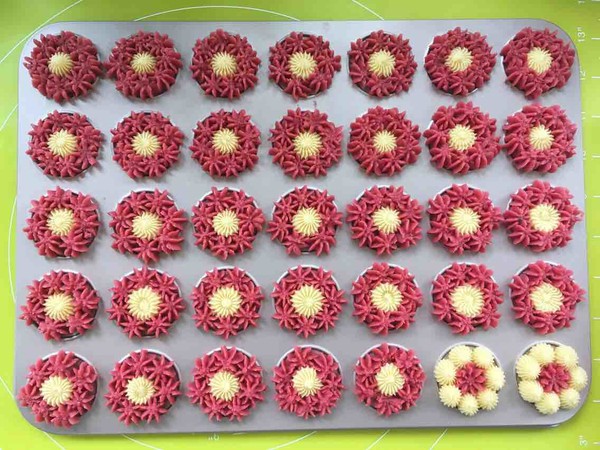 Crispy Cookies with Flowers recipe