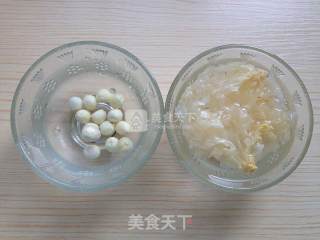 Saponaria, Tremella and Lotus Seed Soup recipe
