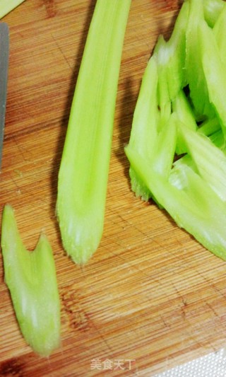Stir-fried Lily with Celery recipe