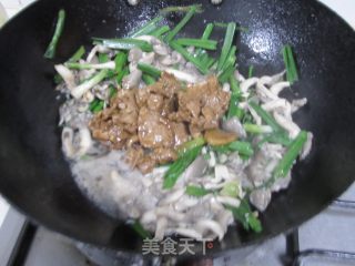 Stir-fried Pork with Garlic Shimeji Mushroom recipe