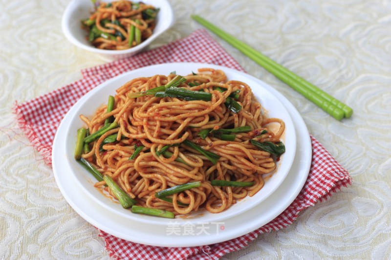 Hongguo's Recipe: Fried Noodles with Tomato Sauce and Leek recipe