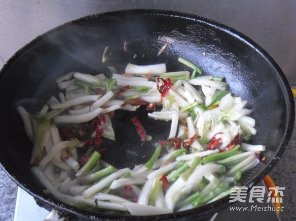 Stir-fried Cabbage Strips with Spinach Stem recipe