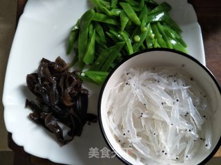 Fried Whitebait with Snow Peas recipe