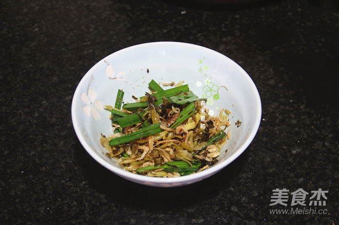 Sauerkraut Shrimp Skin and Garlic Leaves recipe