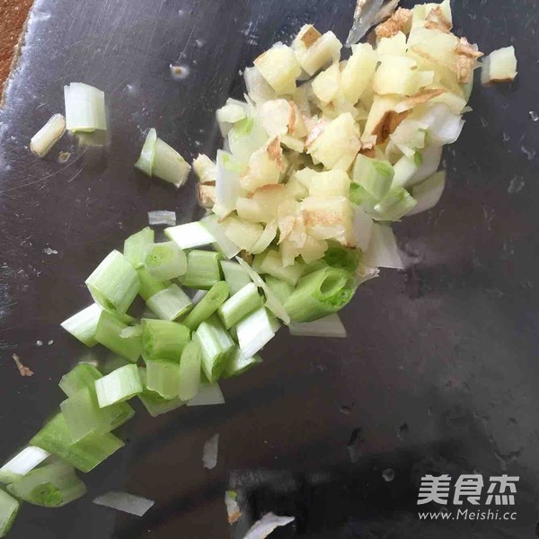 Lotus Leaf Bun with Diced Pork recipe