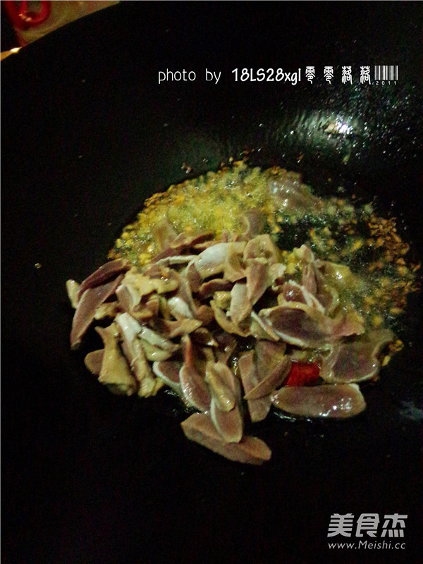 Stir-fried Duck Gizzards with Garlic Stalks recipe