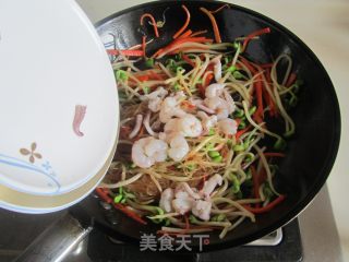 Stir-fried Rice Noodles with Seafood recipe