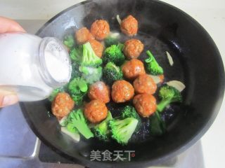 Stir-fried Carrot Balls with Broccoli recipe