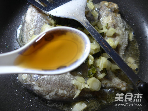 Boiled Black Pomfret with Pickled Cabbage recipe