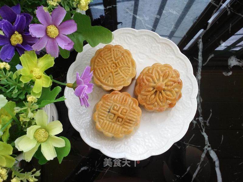 Cantonese Moon Cakes with Various Fillings recipe