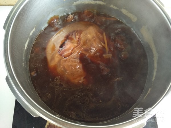 There is Qiankun (pork Belly and Pigeon Soup) recipe