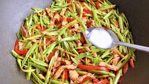 [creative Little Chef] Home-cooked Dish, Stir-fried Shredded Pork with Spinach Stalks-crisp and Refreshing, this is A Delicious Meal. recipe