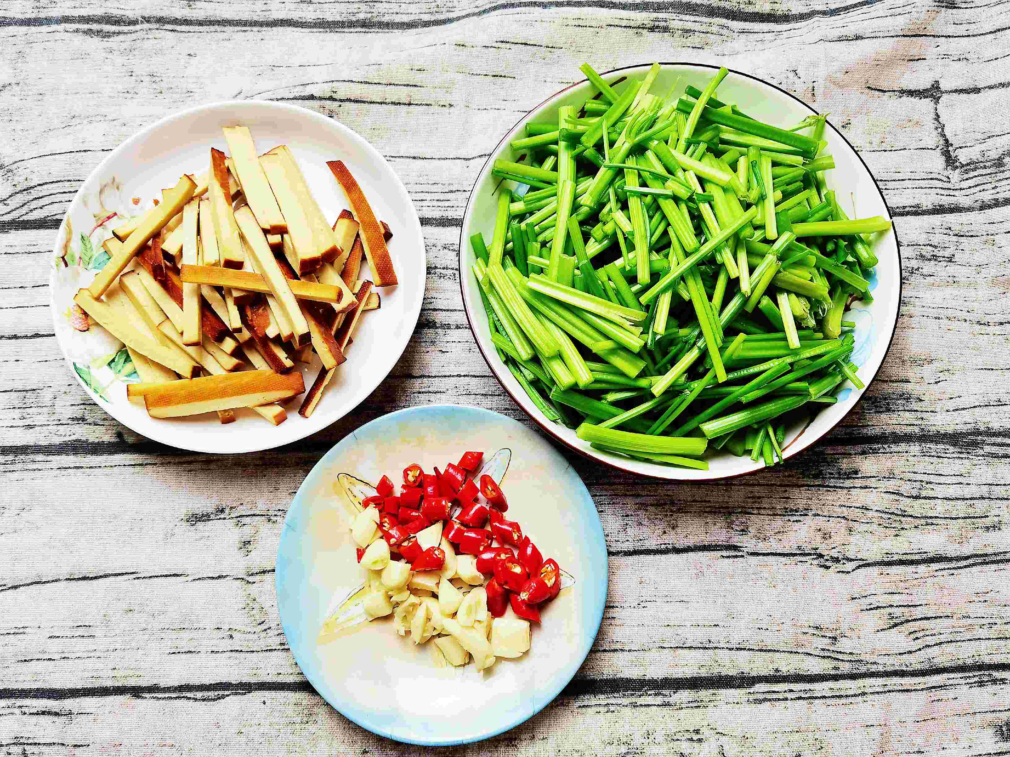 Stir-fry Celery for Fragrant and Dry, Should We Fry Celery First or Fry for Fragrant Dry First? recipe