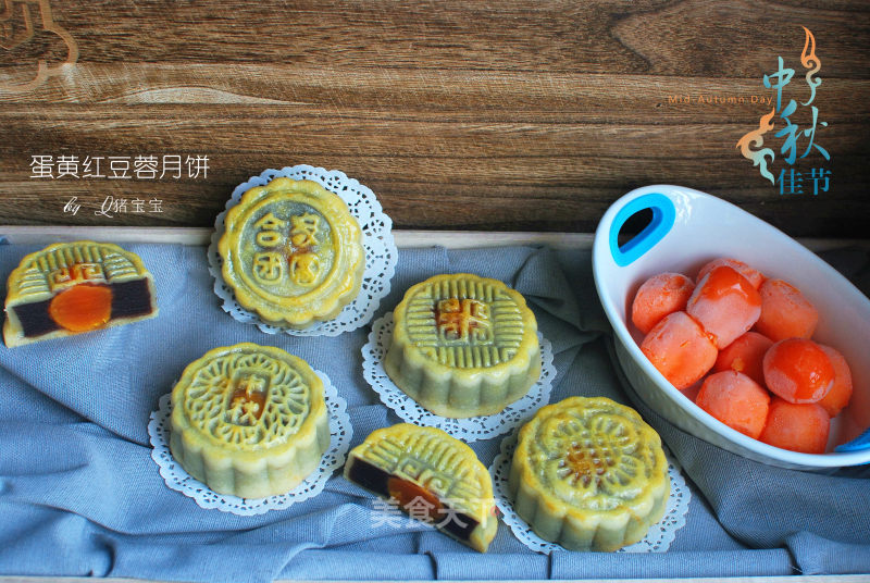 Mooncake with Egg Yolk and Red Bean Paste, Low-gluten Flour Version