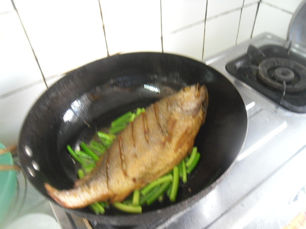 Grilled Yellow Croaker with Garlic Sprouts recipe