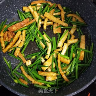 Stir-fried Dried Tofu with Leek and Moss recipe