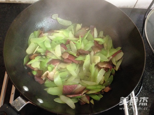 Stir-fried Bacon with Lettuce recipe