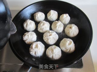 Pan-fried Baozi with Meat Stuffing recipe