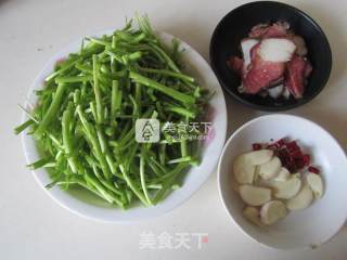 Stir-fried Bacon with Artemisia recipe