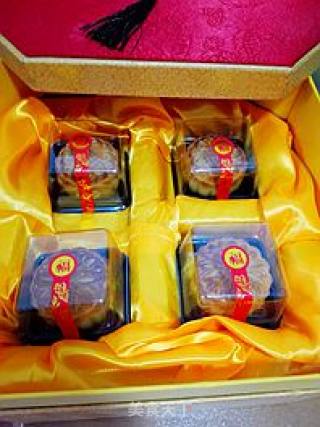 Cantonese-style Lotus Paste and Egg Yolk Mooncakes recipe