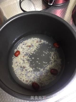 Germ Rice, Quinoa, Black Glutinous Rice, Red Beans and Red Dates Porridge recipe