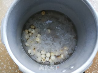 White Fungus and Lotus Seed Loquat Soup recipe