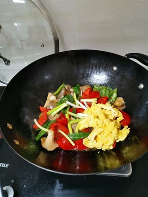 Scrambled Eggs with Green Red Pepper and Mushroom recipe