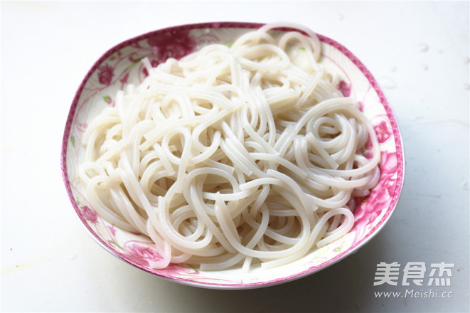 Rice Noodles with Hash Sauce recipe