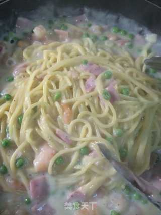 Spaghetti with Ham and Shrimp in Creamy White Sauce recipe