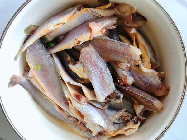 Fried Small Yellow Croaker recipe