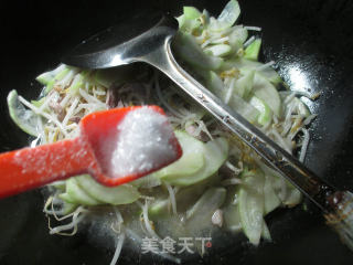 Lean Pork Shreds and Mung Bean Sprouts Stir-fried Night Blossoms recipe