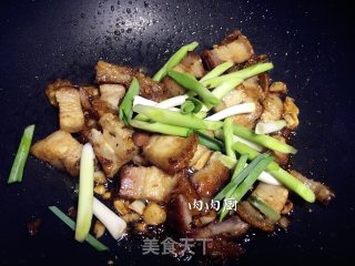 Fried Pork with Garlic Sprouts#肉肉厨 recipe