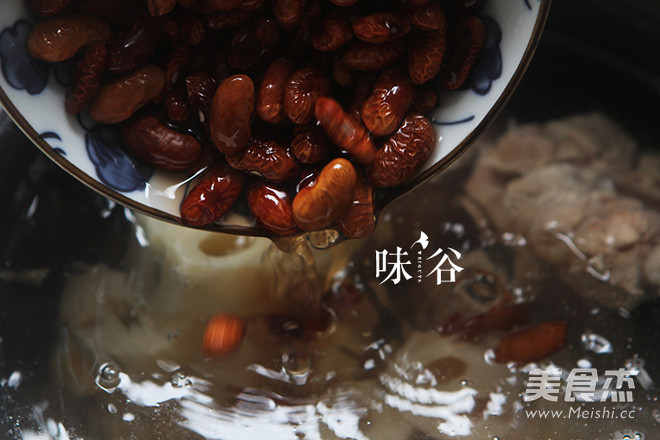 Red Kidney Beans and Lotus Root Pork Bone in Pot recipe