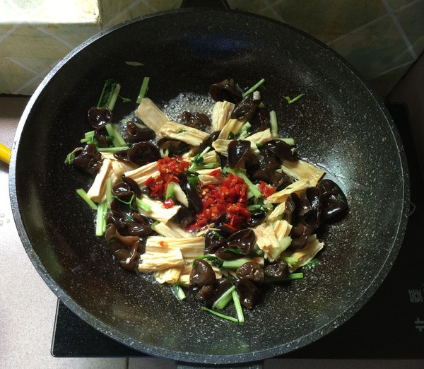 Celery Stir-fried Black Fungus recipe