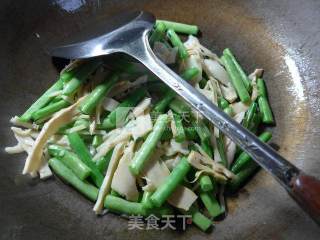 Stir-fried Bamboo Shoots with Plum Beans recipe