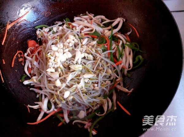 Squid Shredded Silver Bud in Hot Pot recipe