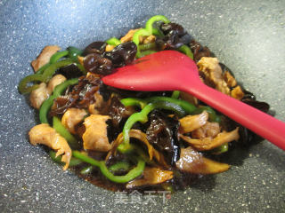 Fried Gluten with Light Pepper and Black Fungus recipe