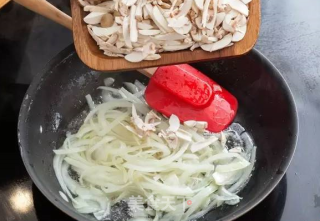 Mushroom Chicken Claypot Rice recipe