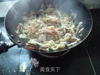 Stir-fried Hor Fun with Shredded Pork with Cabbage and Mushroom recipe