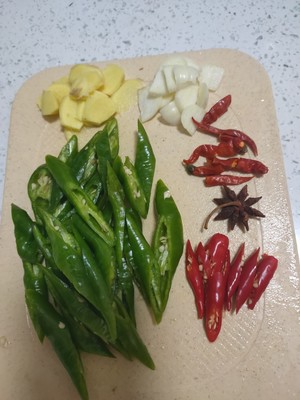 One Dish and Two "rice Killer" Stir-fried Spicy Pork Belly & Warm Stomach Pepper Pork Belly Soup recipe