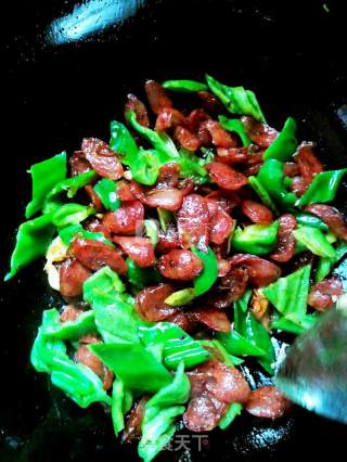 Stir-fried Sausage with Green Peppers recipe