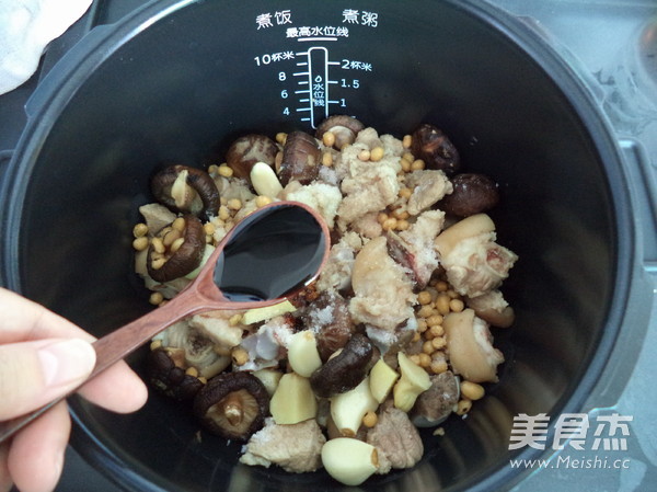 Braised Pork Knuckles with Soy Beans and Mushrooms recipe