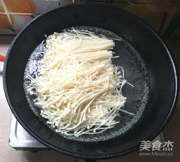 Enoki Mushroom Stir with Black Fungus recipe