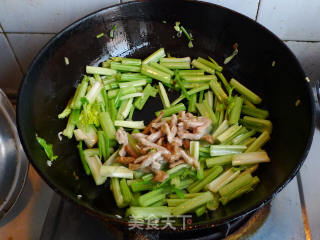 Stir-fried Celery Shredded Pork with Sauce recipe